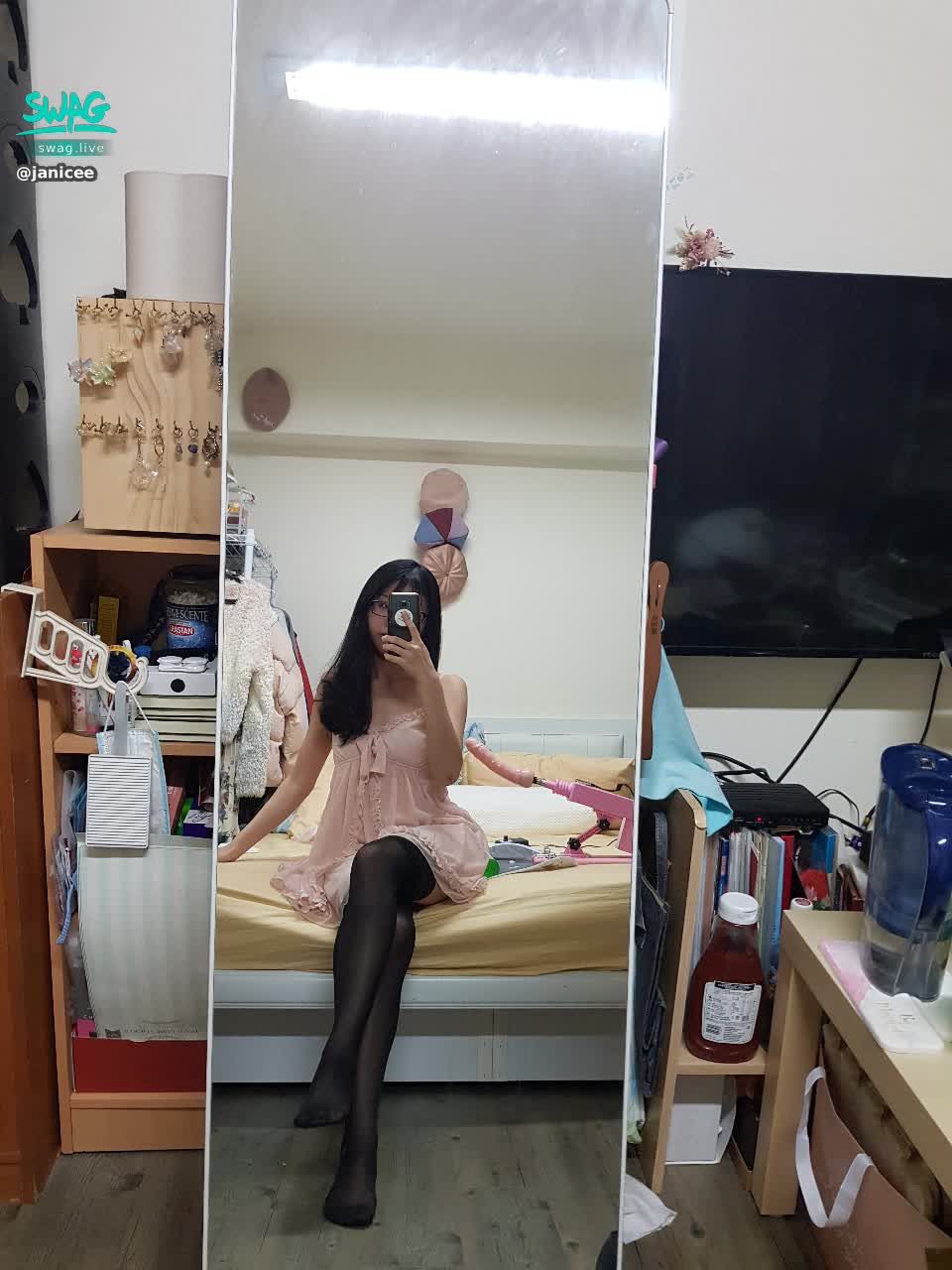 janicee : 新年快樂💋
久違的開啟炮機😈
with my pink machine💖