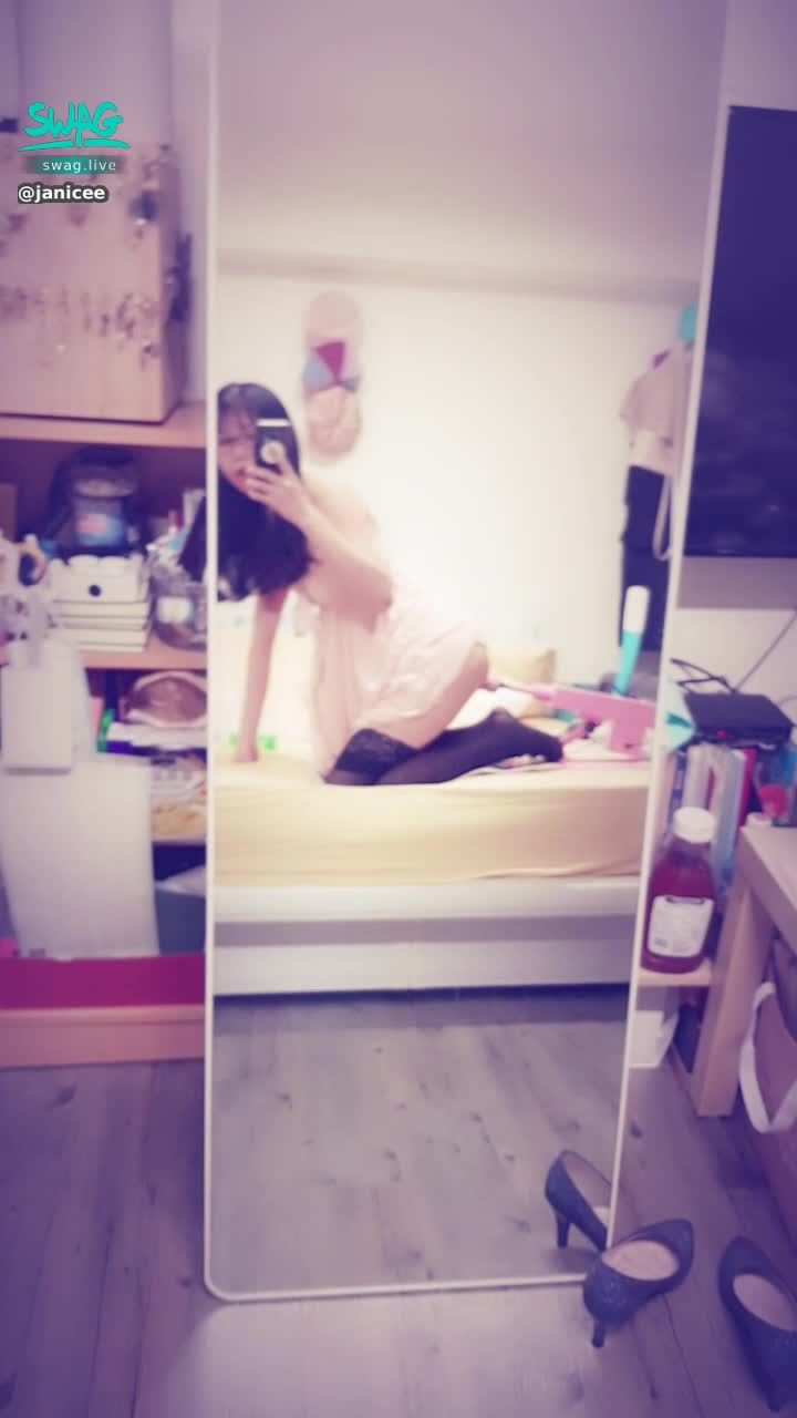 janicee : 粉絲許願的絕對領域膝上襪配炮機😈
低速抽插啟動🎀
粉紅色上衣與粉紅色炮機♥️
thrusting with my pink machine💓

如果想看更高速的，
😈送兩個新年虎哩快樂貼圖可以得到一部私藏的新炮機影片💙
😈送一個虎年發大財貼圖可以得到六部炮機影片💖