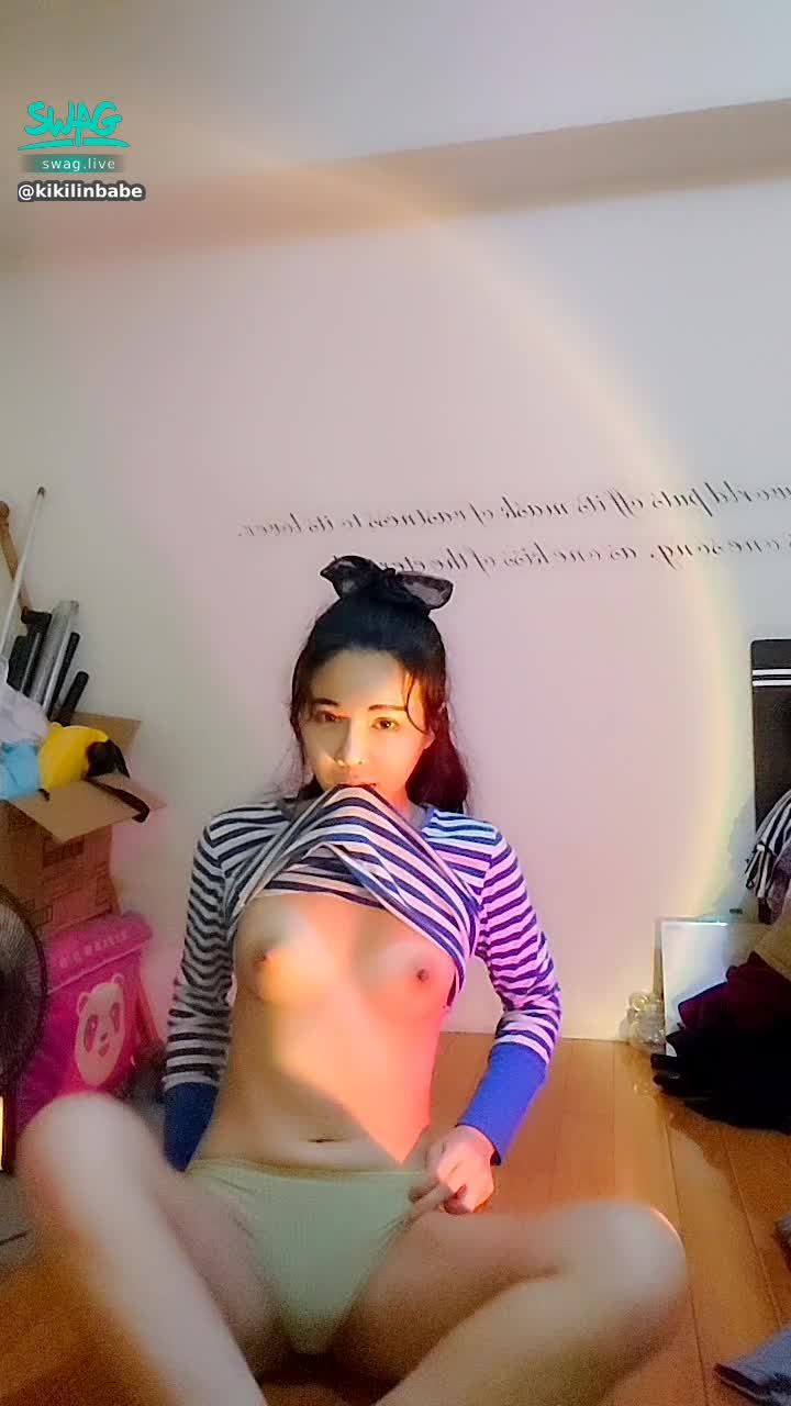 kikilinbabe : 劈腿一字馬+掰穴手指插插+後面有微微水聲