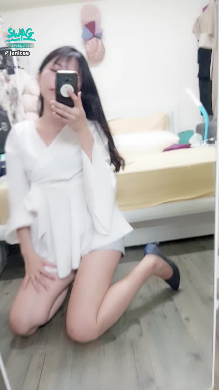janicee : 清純白襯與衫高跟鞋👠
美腿系小姐姐💙
white and pure🎀

新年出不了門沒關係，寶貝們陪你😍

♥️新春串連活動同時進行中♥️
炮機與浴室裸身影片活動：
😈送兩個新年虎哩快樂貼圖可以得到一部私藏的新炮機影片或浴室裸身影片💙
😈送一個虎年發大財貼圖可以得到六部炮機或浴室裸身影片💖
要換影片的請註明是要看炮機或浴室的影片唷，謝謝哥哥們💗