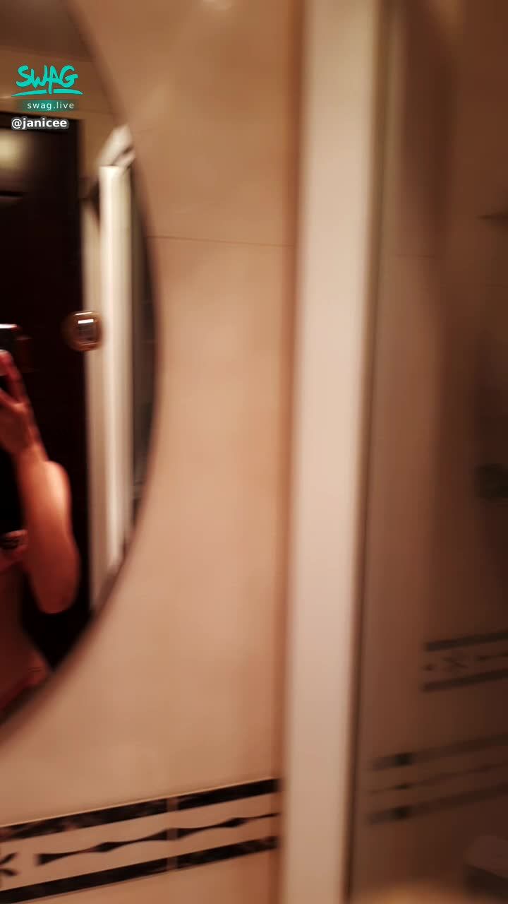 janicee : 浴門上朦朧的全身倒影😈
轉換到鏡子前的90度視野💗
洗完澡後沁濕的秀髮與裸身💋
reflextion⭐