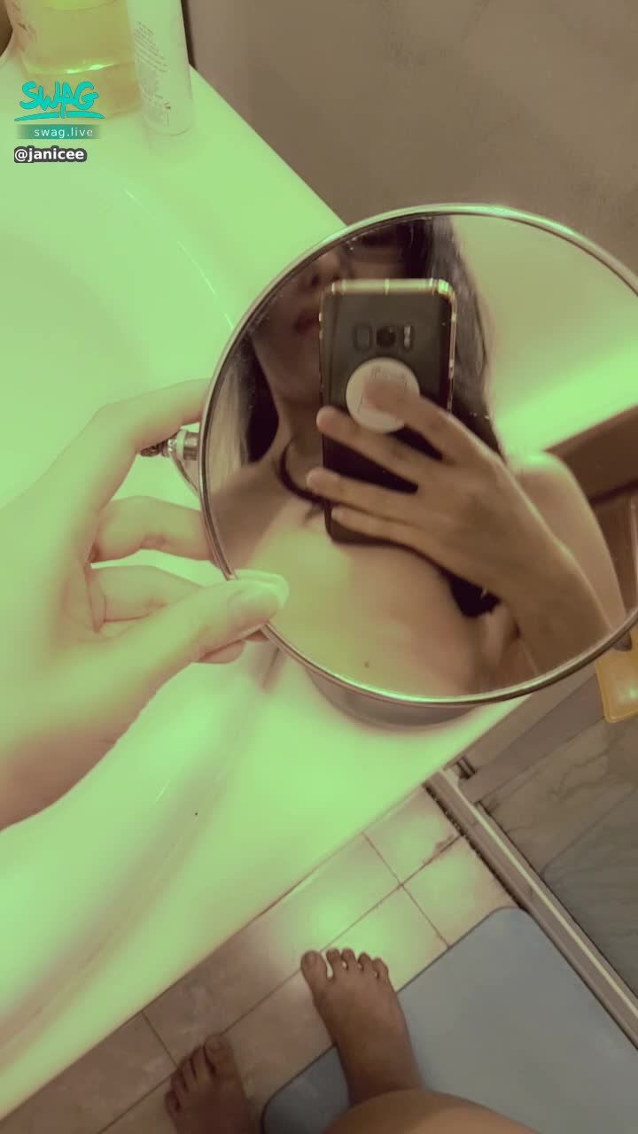 janicee : 從上往下轉90度的窺探💗
用小圓鏡偷窺💋
洗澡前拍一下⭐
peek💙