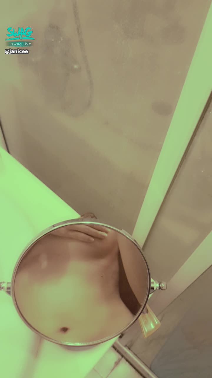 janicee : 仰視的偷窺視角💚
小鏡子裡的世界💗
旋轉視野，窺探裸體的模樣🌹
peek💙
