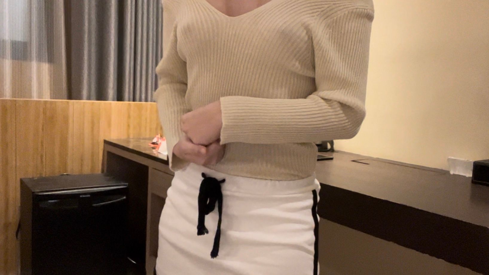 sexyemily : 現在手搖飲好競爭，穿成這樣，讓顧客心癢癢這樣對嗎，應該好好調教一下她們😈