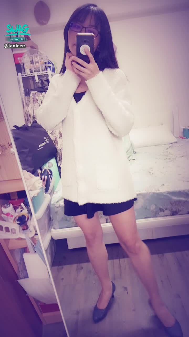 janicee : 毛茸茸的外套下藏著什麼呢？👀
furry winter 💙