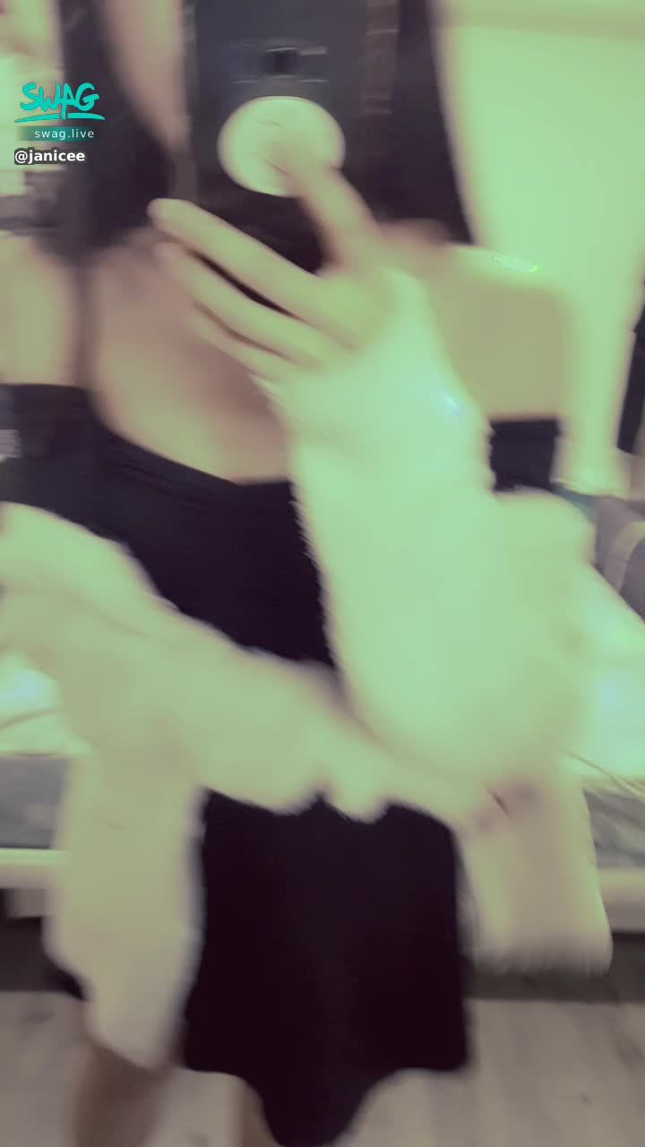 janicee : 低胸的性感上衣♥️
露肩設計，看到肩頸的光滑肌膚⭐
穿這樣跟你約會如何？🌹
furry and sexy💋