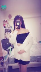 janicee : 脫下外套💙
裡面性感的短上衣,露出大面積的肩頸💚
take off the sweater💗