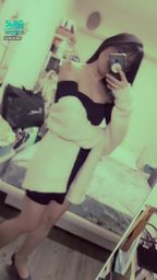 janicee : 性感深V裝扮💗
舔舔嘴唇誘惑一下💋
穿著短裙蹲低👠
precious lips♥️
