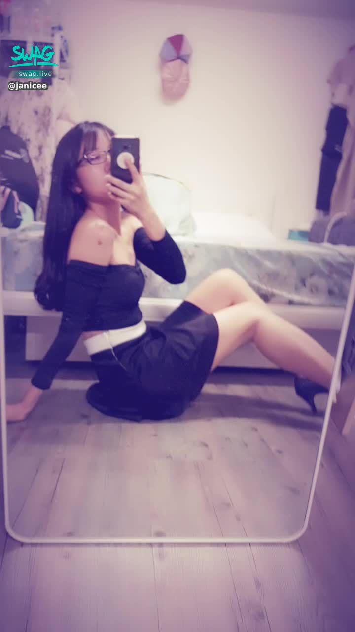  : revealing the skin of the neck and shoulders ♥️ take off high heels 👠
Beautiful legs under short skirts on the floor 😈
If you want to see the video of the gun machine wearing this suit, you can ask by private message 💙
on the floor 🌹