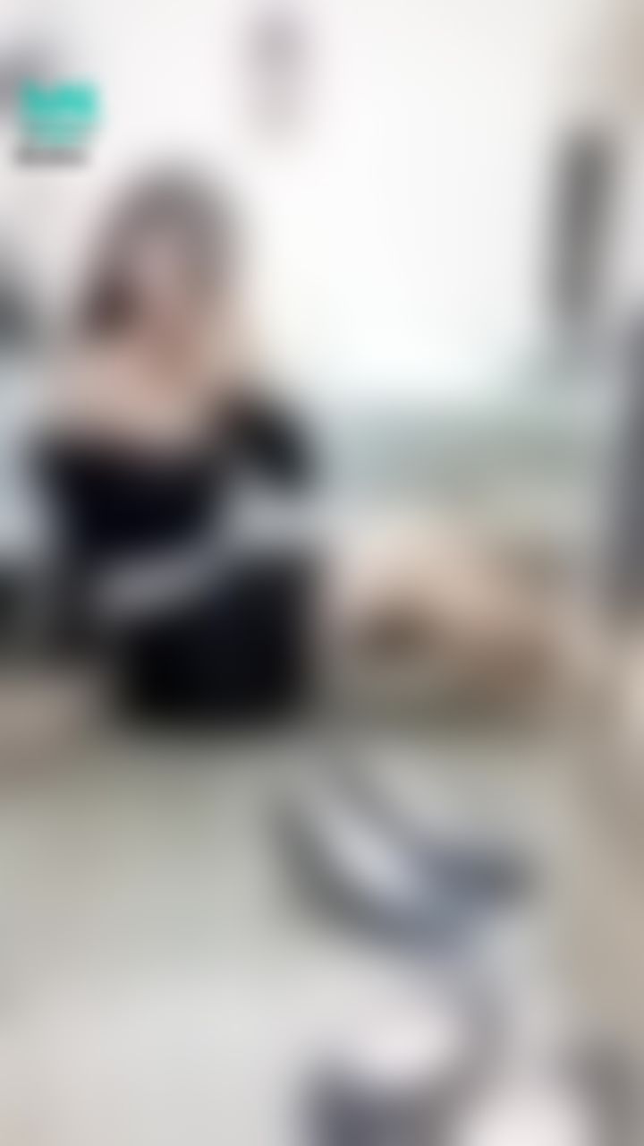 janicee : 穿短裙坐在地板上💚
摸摸腿💛
肩膀的肌膚在發光💋
on the floor⭐