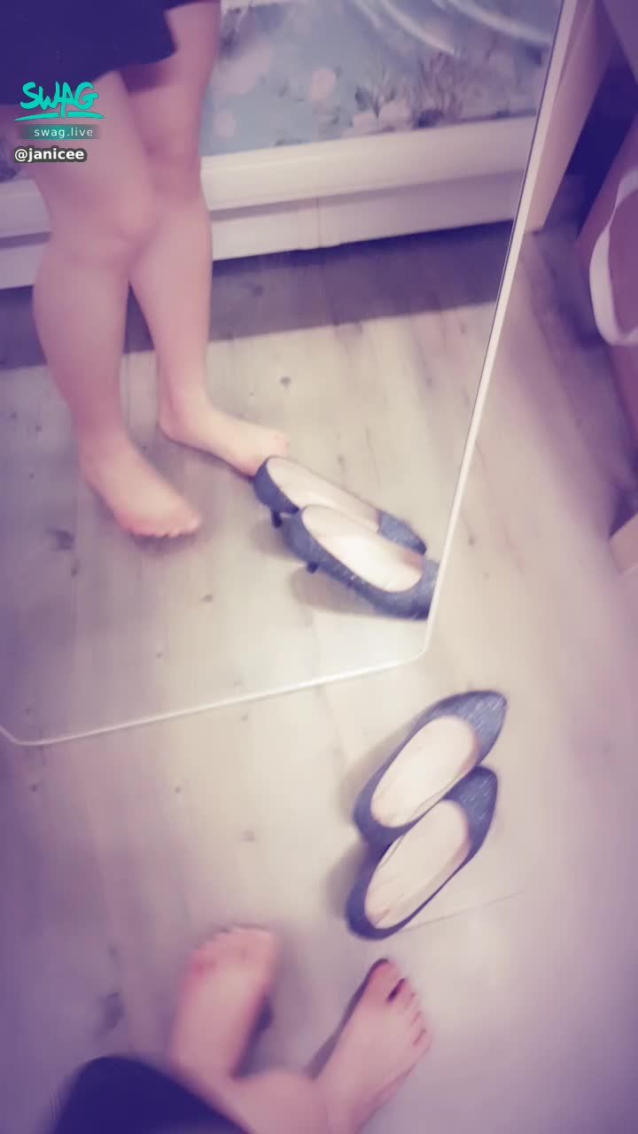  : put on high heels 👠
sexy dating clothes 🌹
Sitting in a short skirt 😈
put on the shops 💛