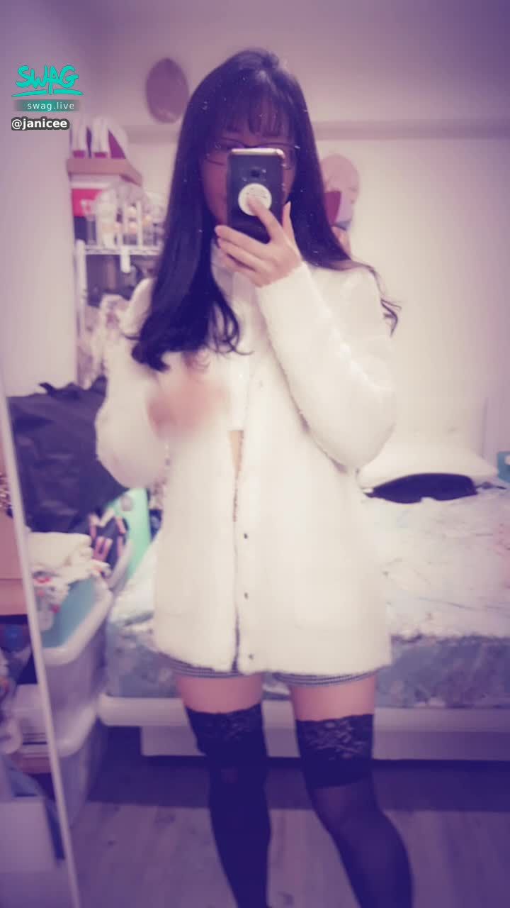 janicee : 解開外套扣子💖
這件襯衫好短👀
內衣都會跑出來呢😈
wow😍