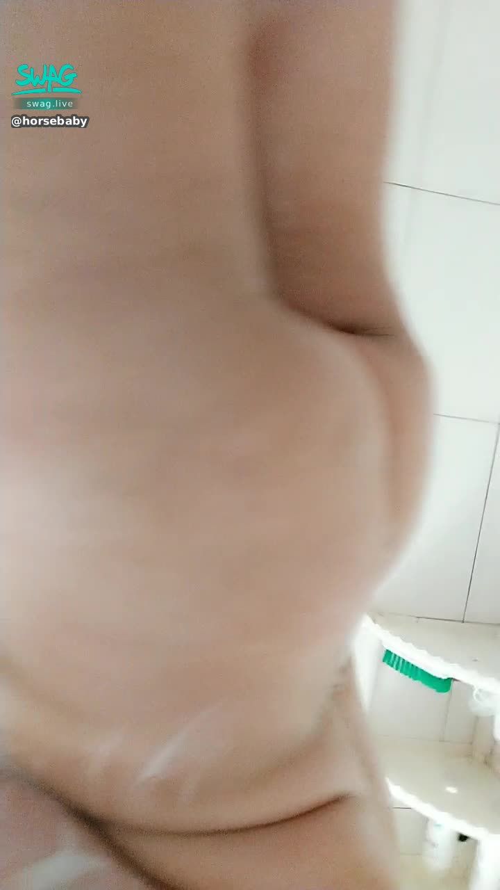  : Nana's meaty ass (the phone needs to be rotated 😂 , because it is too difficult to record 😜
Do you like this ass? 🤔
