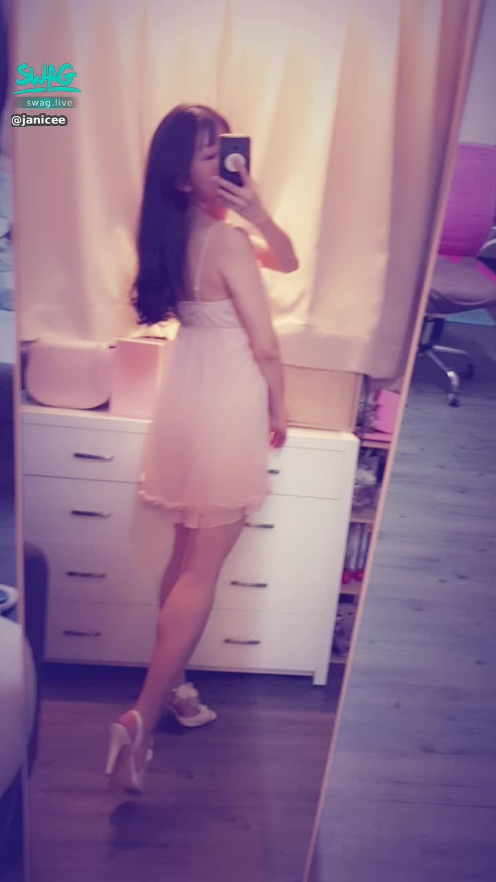 janicee : 夢幻女友睡衣的背面😍
粉紅色的情人節即將到來，你還是一個人嗎？💙
想看炮機影片的私我唷😈
romantic pink💋