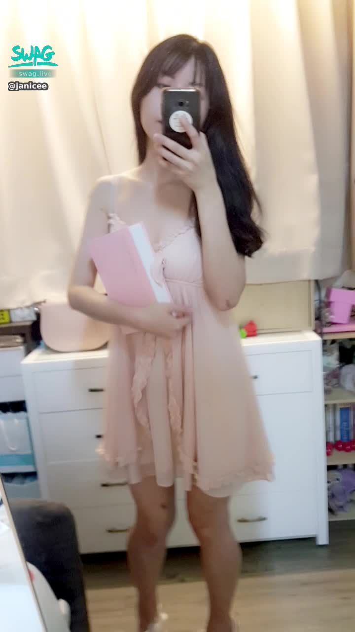 janicee : 拿起書本的氣質系路線💚
想要一個夢幻女友嗎🌹？
蹲低打開書本💓
romantic pink💋