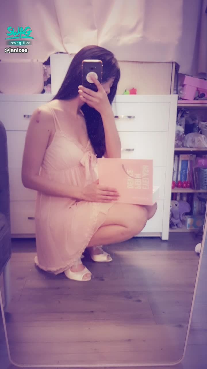 janicee : 認真看書的模樣👀
氣質系夢幻女友💗
粉色睡衣配上背後的粉紅色炮機💛
想看炮機影片的私我唷😈
romantic pink💋