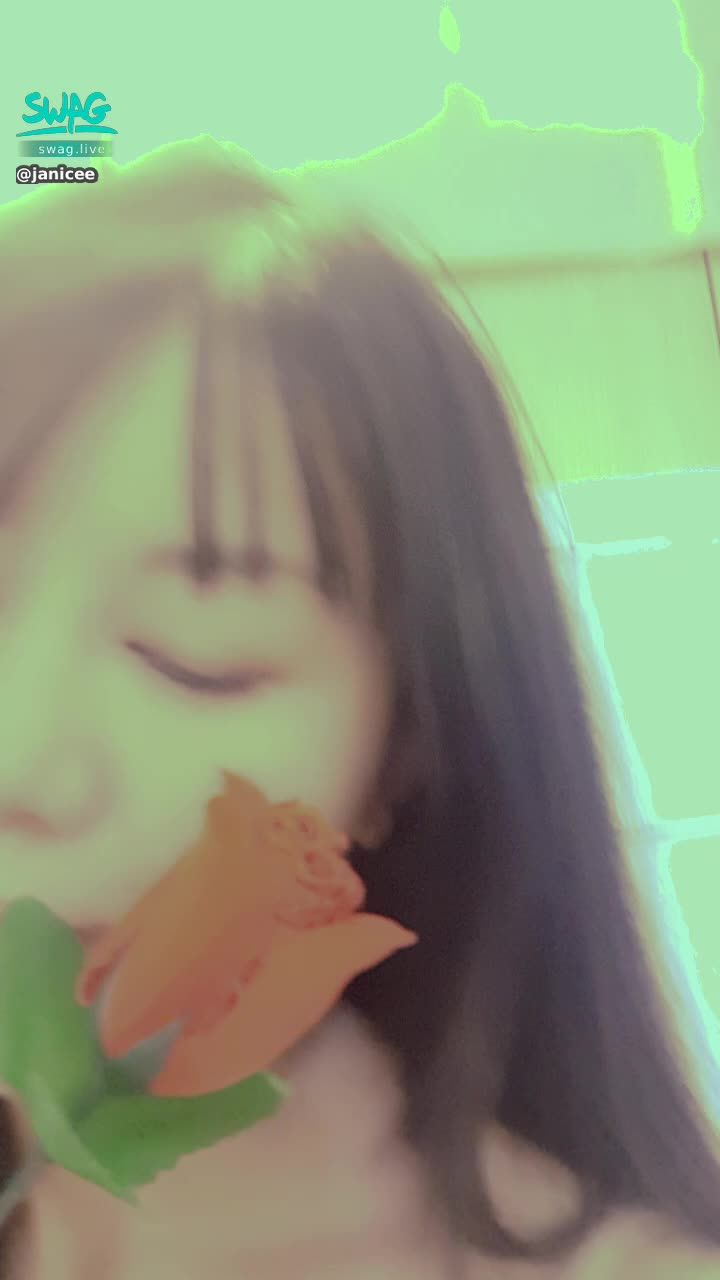 janicee : 第一人稱的視角👀
撩起裙擺😈
玫瑰滑過發光的腿🌹
露趾清純高跟鞋⭐
夢幻女友的性感睡衣♥️
your romantic girlfriend💐