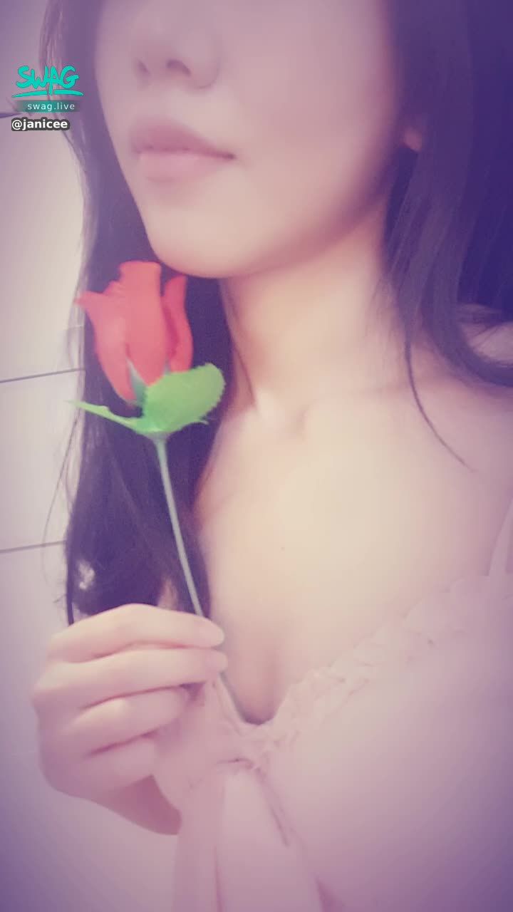 janicee : 抽起胸口的玫瑰🌹
側身時透出的內衣😍
玫瑰輪廓與美顏💙
夢幻女友的性感睡衣♥️
想看後面那台炮機影片的私我唷😈
your romantic girlfriend💐