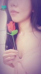 janicee : 抽起胸口的玫瑰🌹
側身時透出的內衣😍
玫瑰輪廓與美顏💙
夢幻女友的性感睡衣♥️
想看後面那台炮機影片的私我唷😈
your romantic girlfriend💐