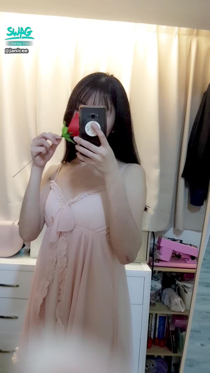 janicee : 抽起胸口的玫瑰🌹
充滿香氣的胸口💚
玫瑰滑過發光的美腿🌹🌹🌹
夢幻女友的性感睡衣♥️
想看炮機影片的私我唷😈
your romantic girlfriend💐