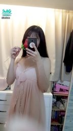 janicee : 抽起胸口的玫瑰🌹
充滿香氣的胸口💚
玫瑰滑過發光的美腿🌹🌹🌹
夢幻女友的性感睡衣♥️
想看炮機影片的私我唷😈
your romantic girlfriend💐