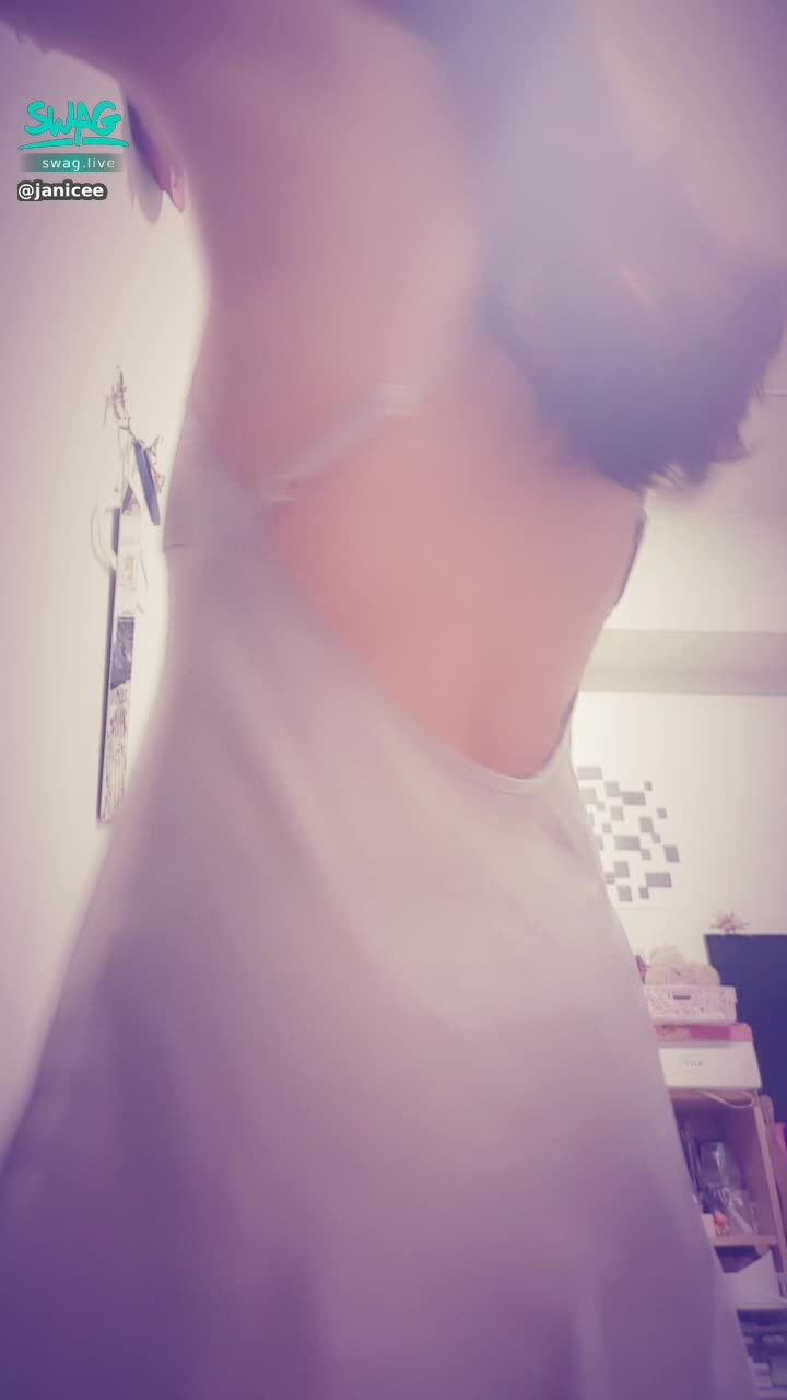 janicee : 性感美背睡衣💖
輕薄絲質的貼身性感💓
silky back💋