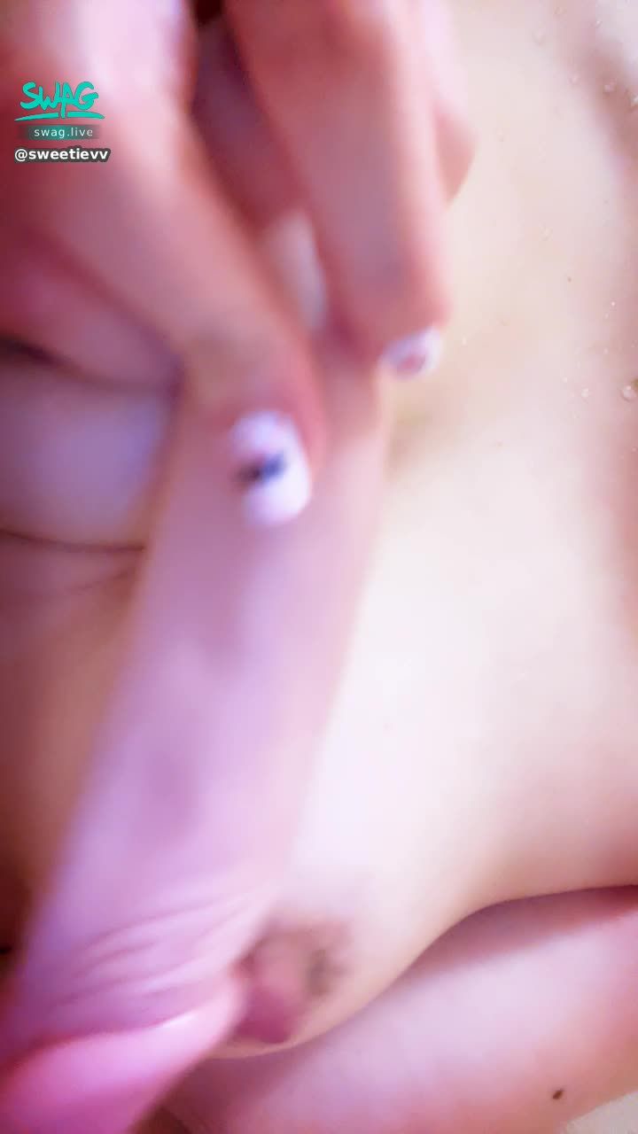 sweetievv : 📌SWAG情人節 奶頭怎麼硬不停 想不想要當肉棒這樣摩擦💗