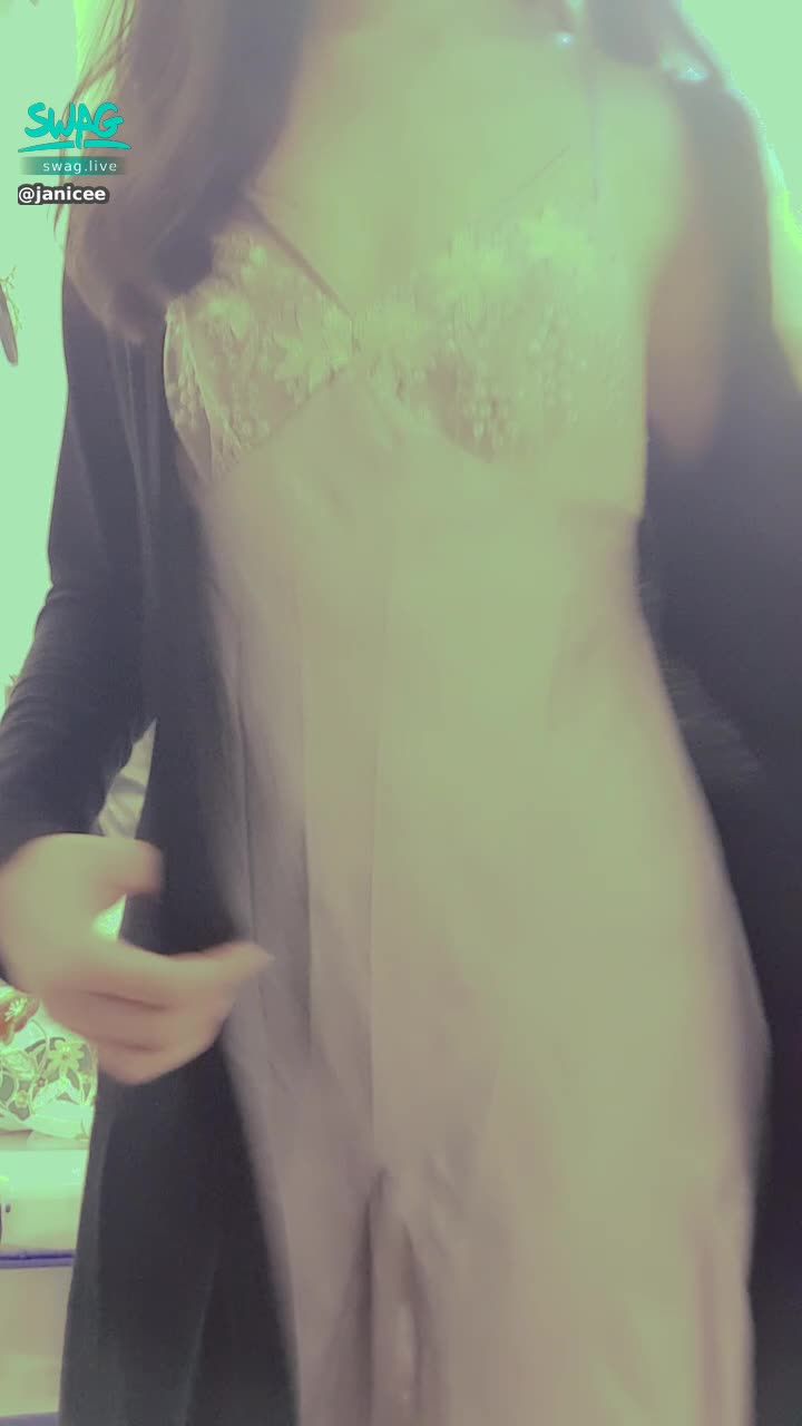 janicee : 外套下的性感美背睡衣💖
裸背上交叉的線條💙
輕薄絲質貼身性感🌹
silky back💋