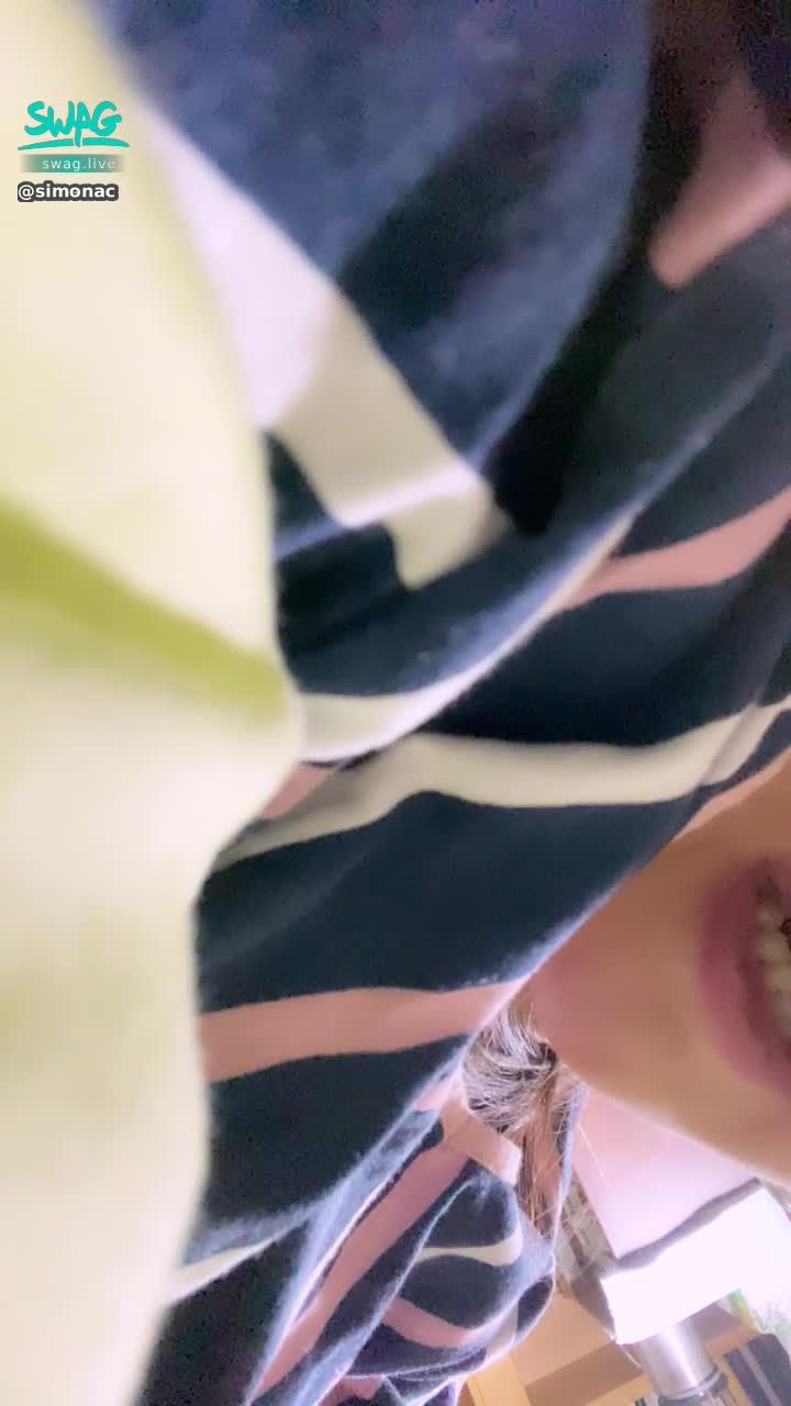 simonac : #SWAG騎人節

我有個秘密，需要嘴對嘴告訴你。

當你的夢幻女友，好嗎？
