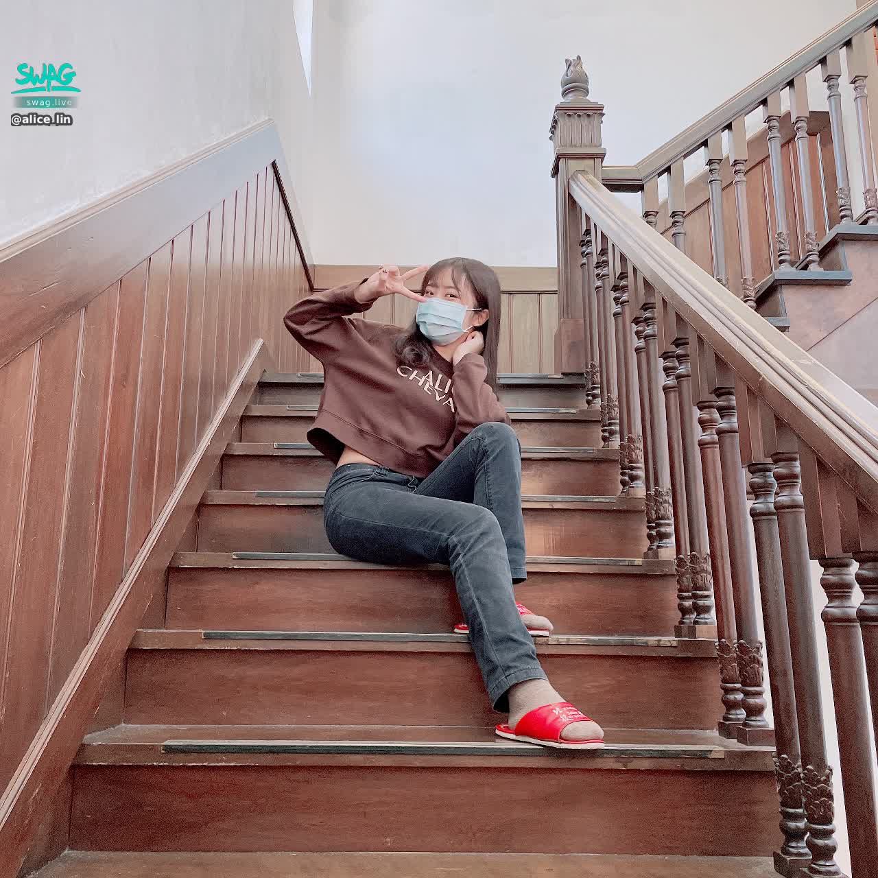 alice_lin : 我有超能力，超級喜歡你。當你的夢幻女友好嗎？

明天就到了一年一度的西洋情人節，
各位哥哥們期待嗎～
明天愛麗絲有為情人節做特別直播哦～
大概8:30-9:00間開播，
大家要來哦💕