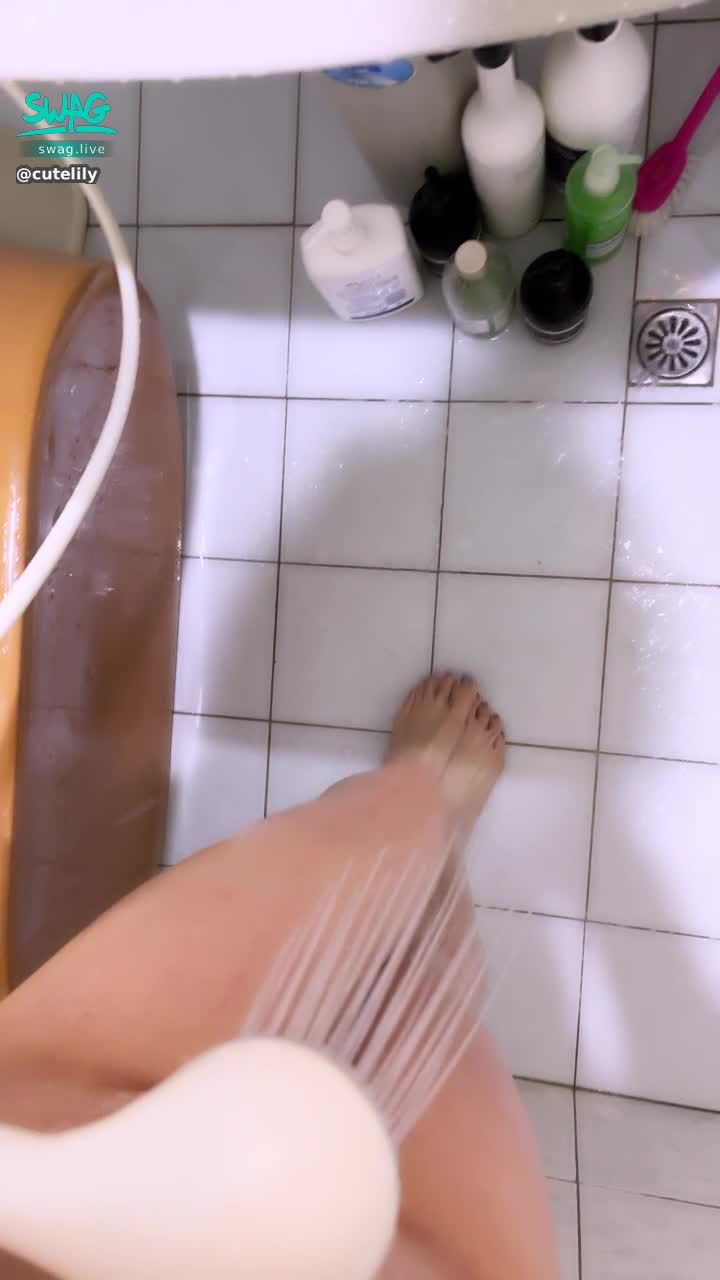 cutelily : SWAG騎人節/情人節快樂我的腳控哥哥們❤️

取悅你的方式有70種，一是shopping，剩下69。當你的夢幻女友好嗎？