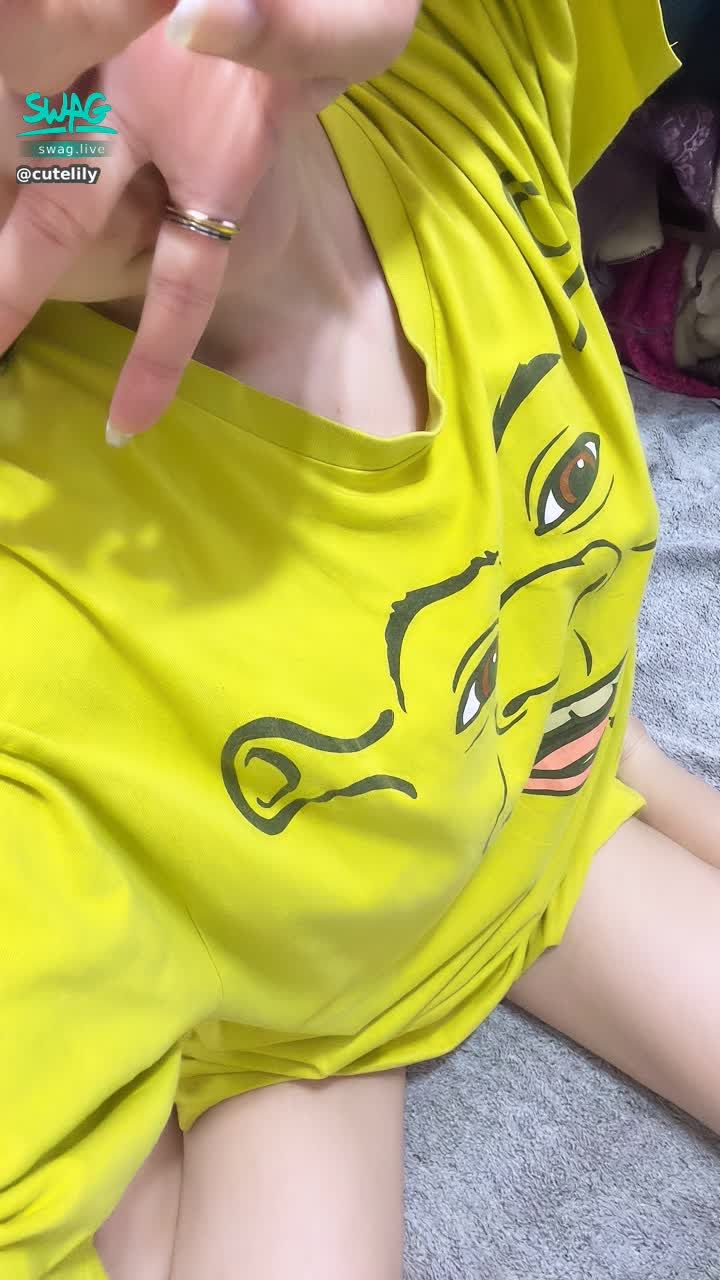 cutelily : 香莉莉上線，要睡覺快樂工作快樂😆
想要看莉兒洗澡拍了什麼！！
私訊送10張夢幻女友票卷🎫