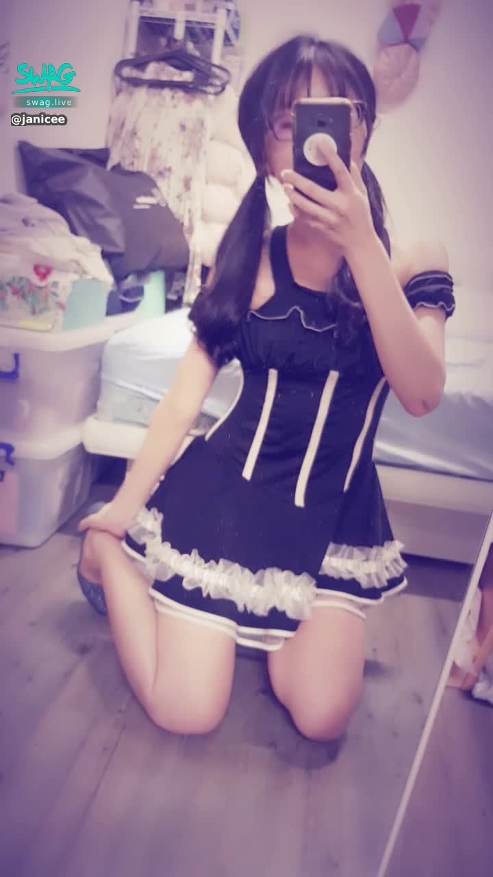 janicee : 地板上的短裙跪姿💋
好摸的腿👠
你的眼鏡小女僕♥️
雙馬尾可愛的誘惑🌹
your maid is here💖
