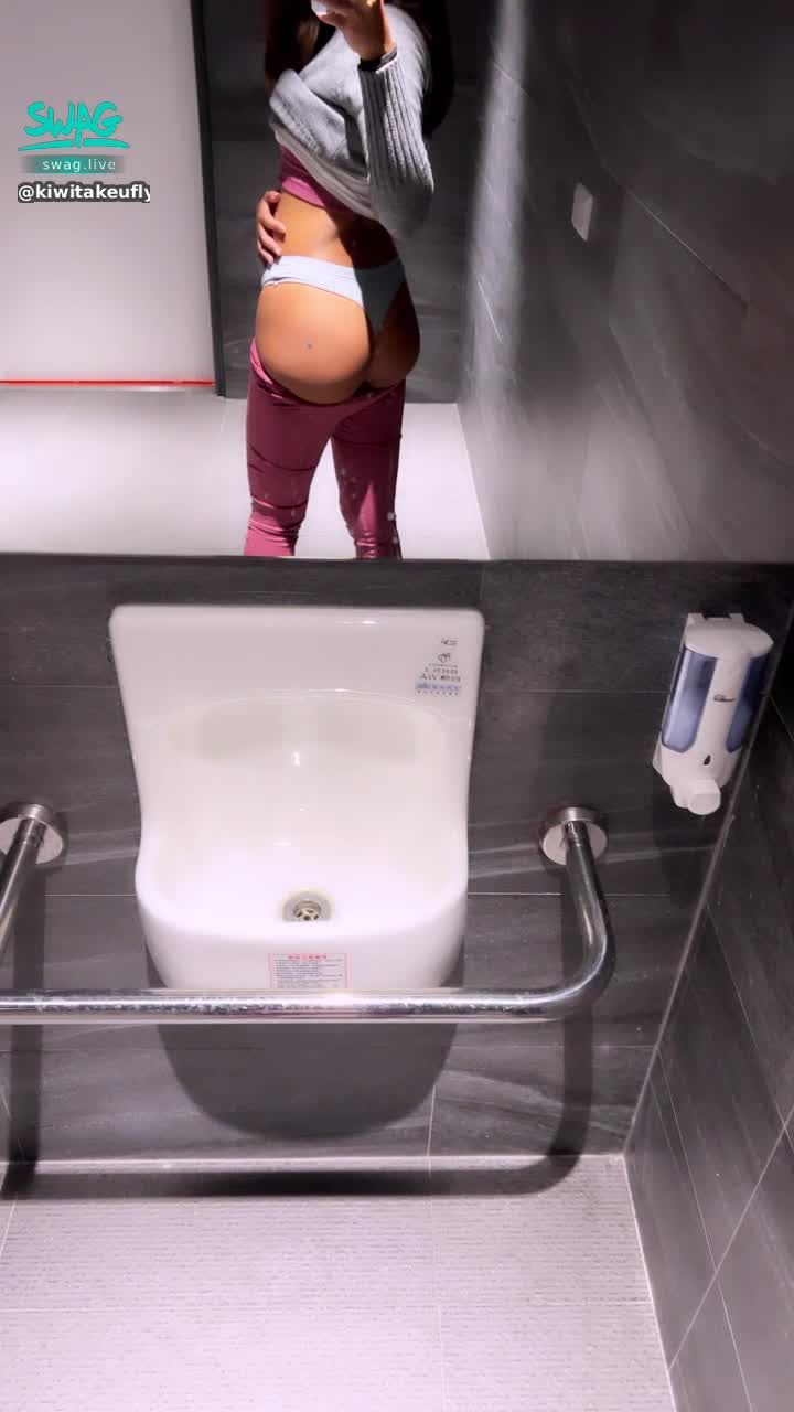 kiwitakeufly : 是在男廁嗎？🤭