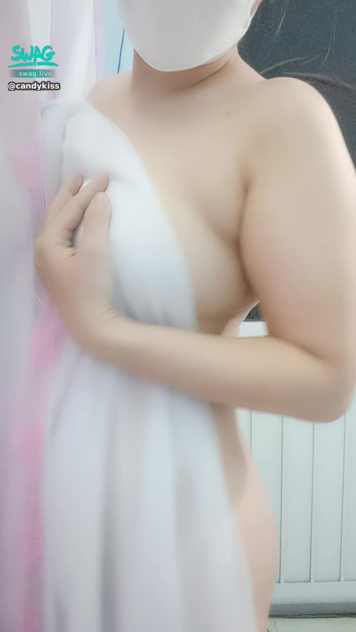 candykiss : anh có muốn nhìn thấy nữa phần còn lại hay không , nhắn tin với em đi . 😍