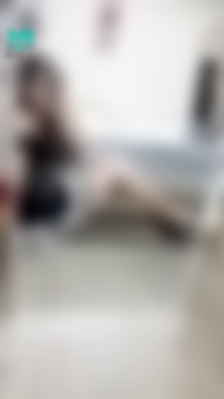 janicee : 地板上可愛的坐姿💓
好短的裙子👀
可愛女僕裝X雙馬尾😈
穿膝上襪起身時不小心曝光了，想看影片的請私訊我「想看女僕裝」唷💋
maid with silk stocking🎀