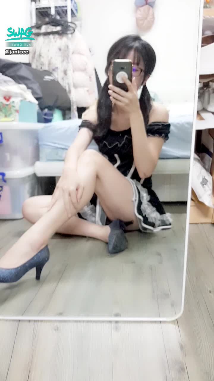 janicee : 地板上到性感坐姿😈
可愛女僕來你家報到♥️
雙馬尾可愛的誘惑💚
your maid is here💖