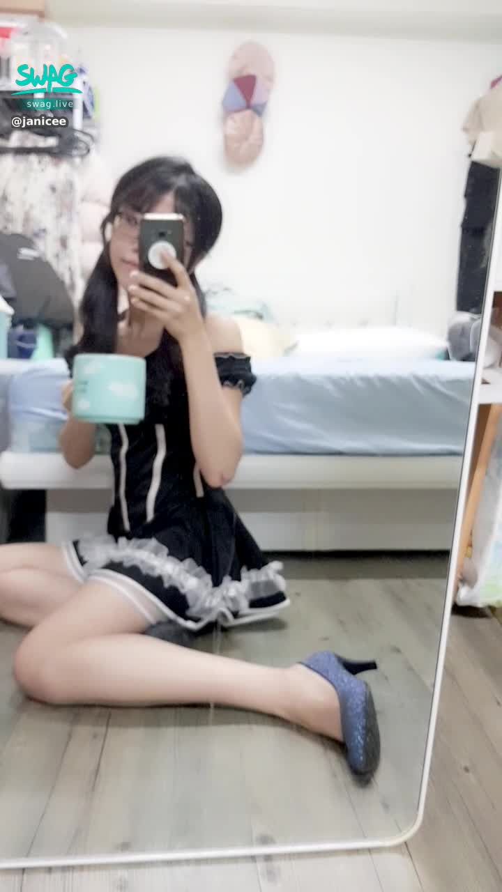 janicee : 主人要一起喝杯茶嗎？💧
雙馬尾小女僕♥️
your maid is here💗
