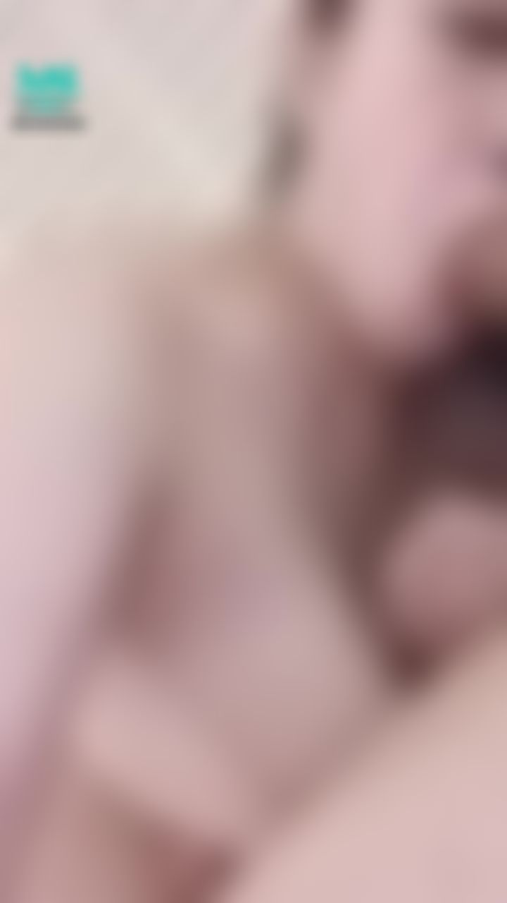 kathyicup : 嘴巴在吃肉棒、穴裡塞著跳蛋在震⋯還被玩弄了一番⋯👅💦🍆🔞
