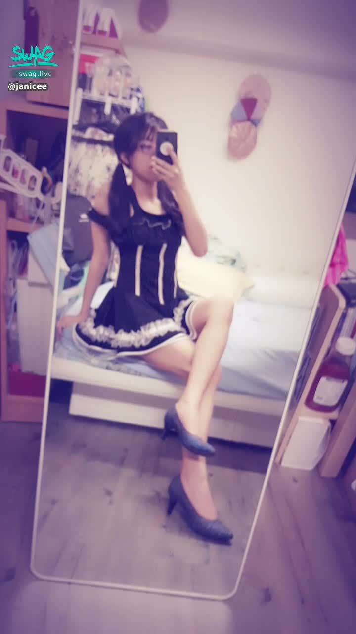 janicee : 工作好累，脫掉高跟鞋😥
雙馬尾小女僕♥️
床邊坐著的美腿⭐
your maid is here💖