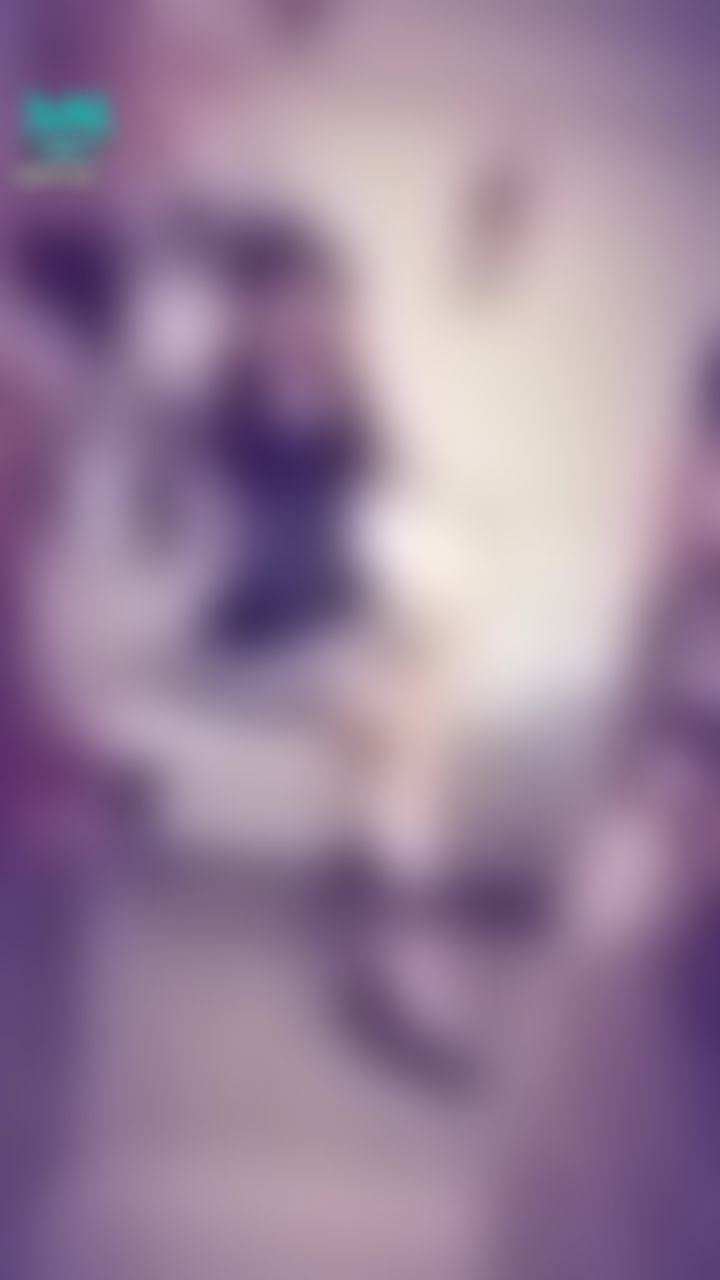 janicee : 工作好累，脫掉高跟鞋😥
雙馬尾小女僕♥️
床邊坐著的美腿⭐
your maid is here💖