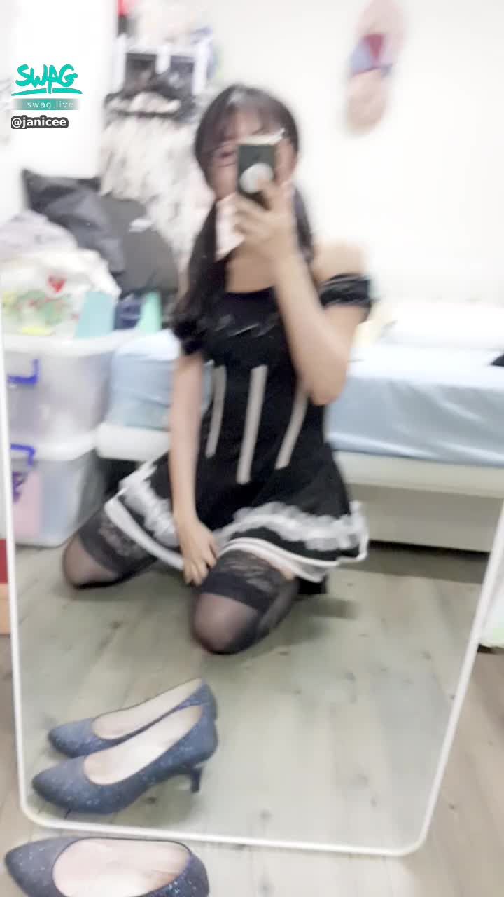janicee : 可愛女僕裝X雙馬尾😈
穿上右腳的黑絲膝上襪起身時不小心曝光了，想看影片的請私訊我「想看女僕裝」唷💋
maid with silk stocking🎀