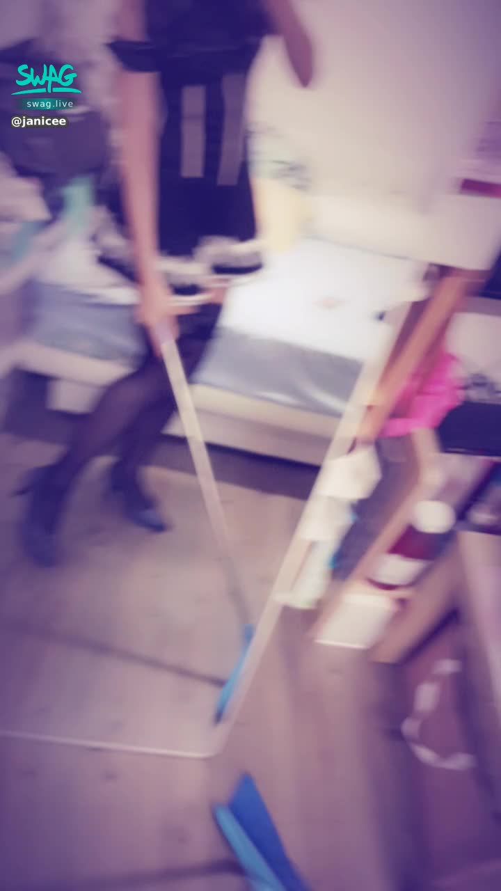 janicee : 穿著高跟鞋認真苦幹實幹的小女僕⭐
女僕裝配上雙馬尾😈
穿右腳的膝上襪起身時不小心曝光了，想看影片的請私訊我「想看女僕裝」唷💋
maid with silk stocking🎀