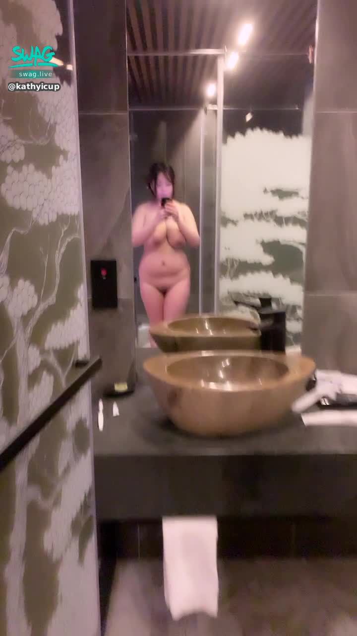 kathyicup : 這個巨乳、屁蛋、肉肉的身體  是不是你喜歡的類型呢？想跟我見面的話  留言告訴我😈👅💦🍆🔞