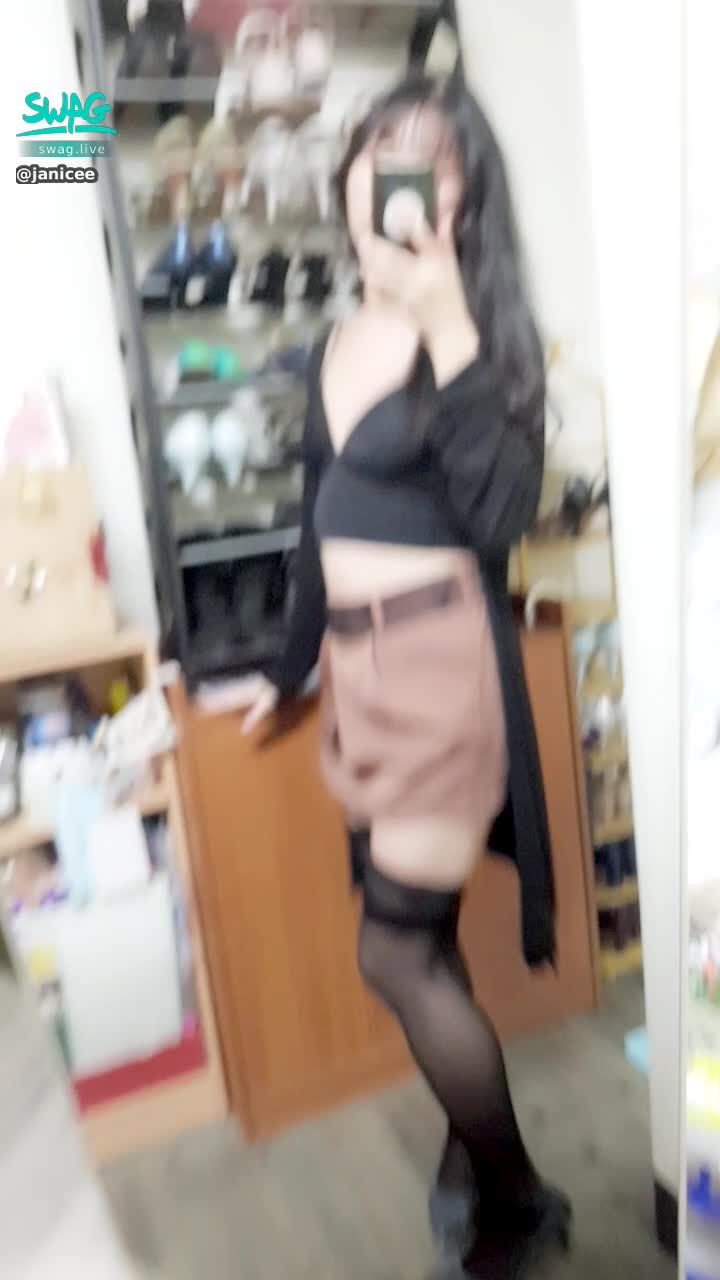 janicee : 倚著牆在等誰呢？😍
撥一下頭髮，露出頸部💓
外套下是深V的黑色性感內著💛
黑色極細肩帶💋
配上黑絲膝上襪的絕對領域😈