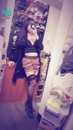 janicee : 背後是整櫃的高跟鞋👠👠👠
有想看哪雙嗎?♥️
深V的黑色性感內著💛
黑絲膝上襪🌹絕對領域😈