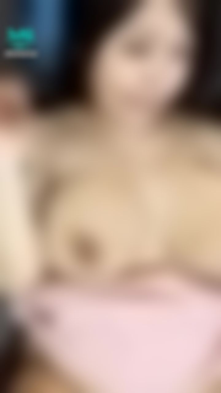kathyicup : 慵懶的躺在沙發上休息⋯但是沒有穿內衣內褲⋯胸部和穴穴都被看到了⋯穴裡都是黏稠白汁⋯因為太濕所以變成糊狀⋯要肉棒插進來幫我堵住汁汁好不好？👅💦😈🍆🔞