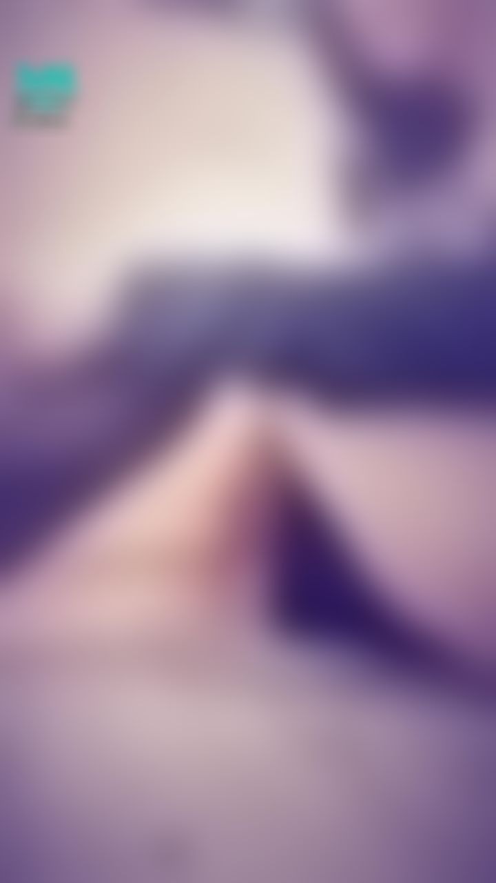 janicee : 脫下黑絲膝上襪時不小心曝光了😈
迷你裙下的小褲👀👀👀
性感深V上衣的細肩帶💋