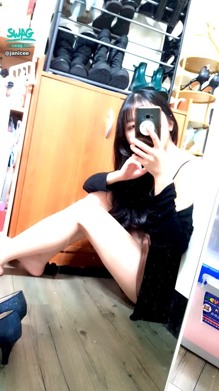janicee : 細肩帶的性感姿態💓
穿著迷你裙坐在地上🎀
已脫下黑絲♥️
