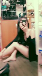 janicee : 摸摸光溜溜的雙腳💙
跪姿下緊繃的短裙💖
外套下是深V的黑色性感內著💛
露出大面積的肌膚⭐
黑色極細肩帶上衣💋